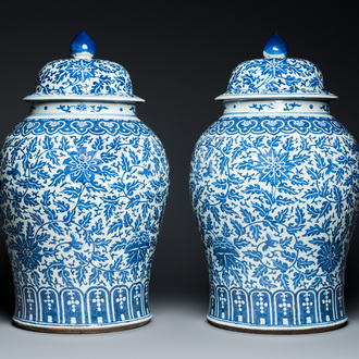 Een paar grote Chinese blauw-witte dekselvazen met lotusslingers, 19e eeuw