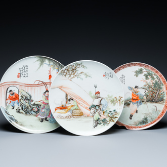 Drie Chinese famille rose borden, gesigneerd Wang Xiliang 王锡良 en Zeng Fuqing 曾福慶, gedateerd 1936