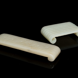 Twee Chinese penseelrusten in celadon en witte jade, Qing