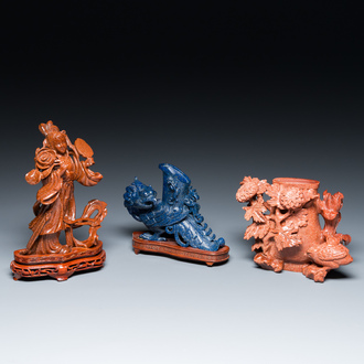 Drie Chinese snijwerken in lapis lazuli en goudsteen, 19/20e eeuw