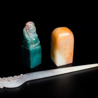 Een Chinese witte jade haarpin en twee jade zegelstempels, Qing