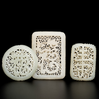 Drie Chinese opengewerkte witte jade snijwerken, Qing