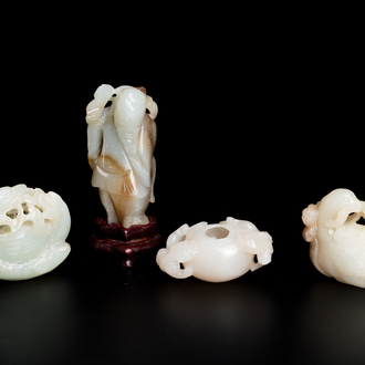 Vier Chinese snijwerken in witte en celadon jade, Qing/Republiek