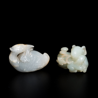 Twee Chinese witte jade sculpturen van een mandarijneend en van een ram met zijn lam, Qing