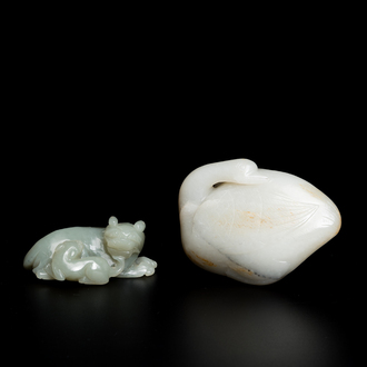 Twee Chinese witte en celadon jade sculpturen van een gans en van een leeuw met zijn jong, Qing