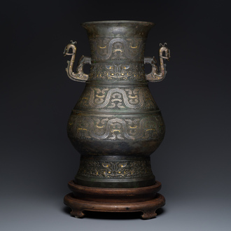 Een zeldzame Chinese archaïsche met goud- en zilver ingelegde bronzen 'hu' vaas op houten sokkel gemerkt Tao Xiang 陶湘 en Luo Zhenyu 羅振玉, Song/Ming