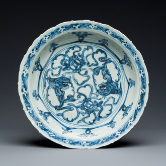 Een Chinese blauw-witte schotel met boeddhistische leeuwen, Da Ming merk, Ming