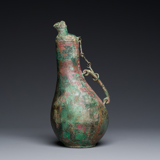 Een zeldzame Chinese bronzen kalebasvormige 'hu' dekselvaas, Oostelijke Zhou
