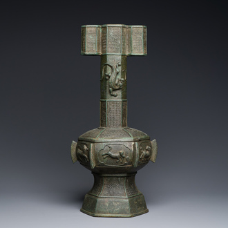 Een grote Chinese bronzen 'touhu' of pijlenvaas, Yuan