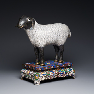 Een Chinees cloisonné model van een schaap op rechthoekige basis met Arabische inscriptie, Qing