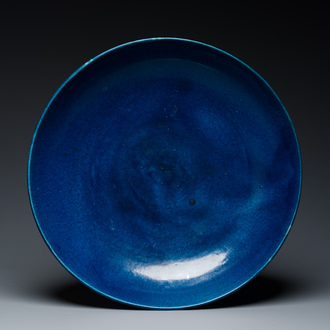 Een zeer grote Chinese monochrome blauw-geglazuurde schotel, Kangxi