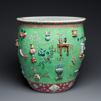 Een Chinese famille rose vissenkom met decor van antiquiteiten op een groene sgraffito fond, 19e eeuw