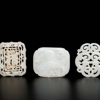 Twee Chinese opengewerkte plaquettes en een plaquette uit een ruyi scepter in witte jade, Qing
