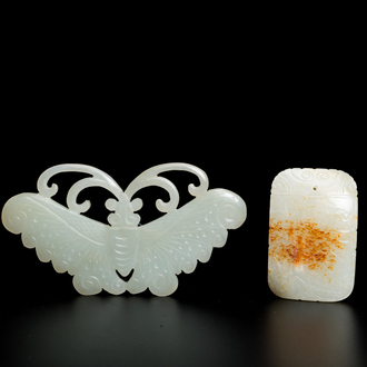 Een Chinese witte en roestkleurige jade hanger en een celadon jade 'vlinder' plaquette, Qing/Republiek
