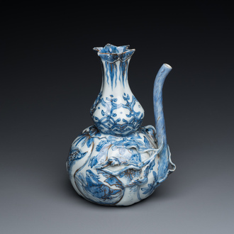 Een Chinese blauw-witte 'granaatappel' kendi met goudophoging, Wanli