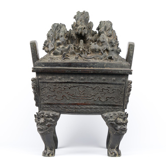 Een grote Chinese bronzen wierookbrander met deksel met rotslandschap met een draak en diverse dieren, Yuan