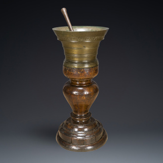 Een grote Franse bronzen vijzel met stamper op eikenhouten standaard, gedateerd 1631
