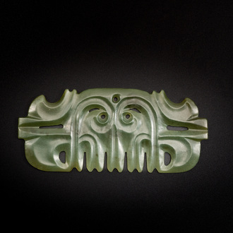 Een Chinese spinaziegroene jade hanger in Hongshan-stijl, Qing