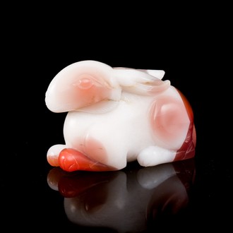 Een Chinese agaten sculptuur van een konijn, Qing