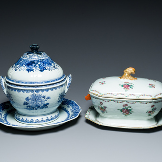 Twee Chinese blauw-witte en famille rose dekselterrines met onderschotels, Qianlong