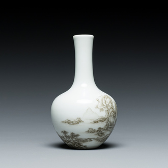 Een Chinese grisaille-gedecoreerde flesvormige vaas met een fijn landschap, Qianlong merk, 20e eeuw