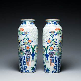 Een paar Chinese wucai rouleau vazen, 19/20e eeuw
