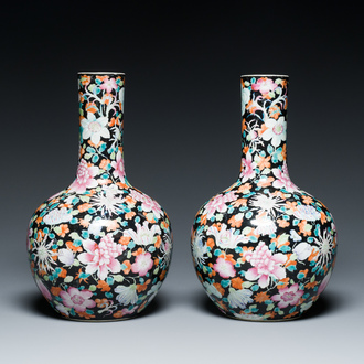 Een paar Chinese famille rose flesvormige vazen met millefleurs decor op zwarte fondkleur, Qianlong merk, Republiek