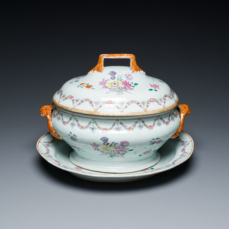 Een Chinese famille rose dekselterrine op onderschotel, Qianlong