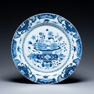 Een grote Chinese blauw-witte schotel met een bloemenmand, Qianlong