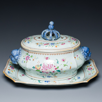 Een Chinese famille rose dekselterrine op onderschotel, Qianlong