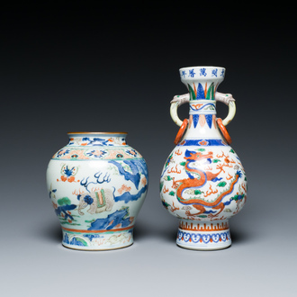 Twee Chinese wucai vazen, 19/20e eeuw