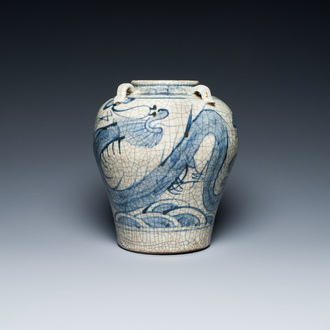 Een Chinese blauw-witte Swatow 'draken' vaas, Ming