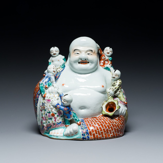 Een Chinese famille rose figuur van Boeddha, Zhu Mao Ji Zao 朱茂記造 merk, Republiek
