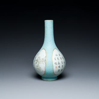 Een Chinese flesvormige vaas met grisaille decor op turquoise fondkleur, gesigneerd Wan Yu 玩玉, Qianlong zegelmerk en mogelijk periode