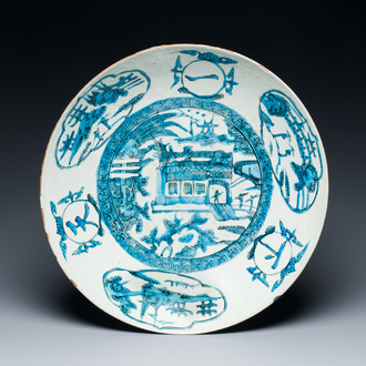 Een diepe Chinese Swatow schotel met overglazuur turquoise decor van een klooster, Ming