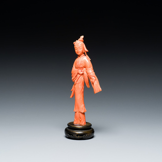 Een Chinese bloedkoralen sculptuur van een dame met een vliegenmepper en een waaier, 19/20e eeuw