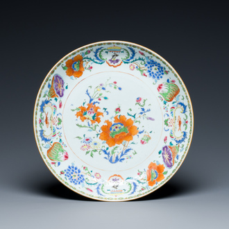 Een Chinese famille rose 'Pompadour' schotel, Qianlong, ca. 1745
