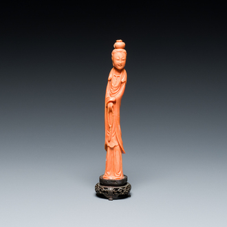 Een Chinese bloedkoralen sculptuur van een staande dame met hofketting, 19/20e eeuw