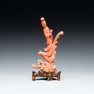 Een Chinese bloedkoralen sculptuur van een dame op een feniks, 19/20e eeuw