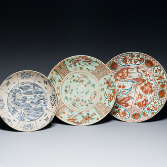 Drie Chinese blauw-witte en wucai Swatow schotels, Ming