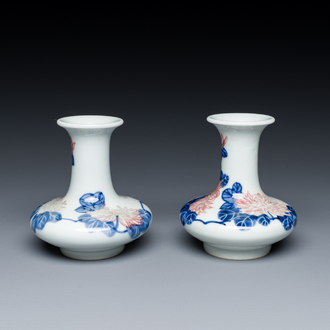 Een paar Chinese blauw-witte en koperrode vaasjes met floraal decor, Qianlong merk, 19/20e eeuw