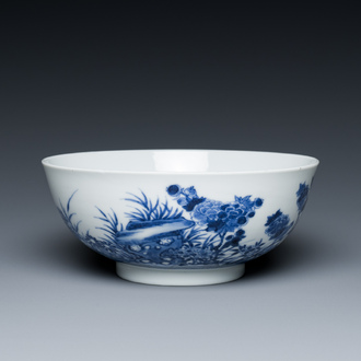 Een fijne Chinese blauw-witte kom met floraal decor, Qianlong/Jiaqing