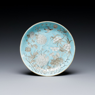 Een Chinees Dayazhai bord met grisaille decor op turquoise fondkleur, Yong Qing Chang Chun 永慶長春 merk, Guangxu