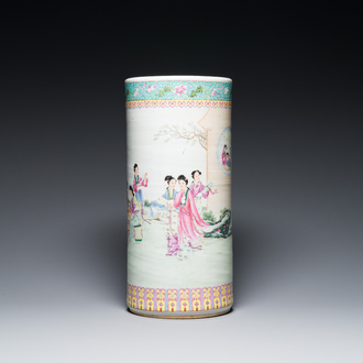 Een Chinese cilindrische famille rose vaas, Republiek