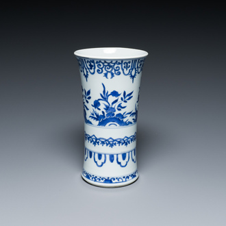 Een Chinese blauw-witte vaas met floraal decor, Kangxi