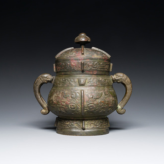 Een Chinees archaïsch bronzen ritueel wijnvat en deksel in Westelijke Zhou-stijl, 'you', Ming