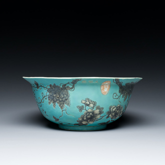 Een grote Chinese Dayazhai kom met grisaille decor op turquoise fondkleur, Yong Qing Chang Chun 永慶長春 merk, Guangxu