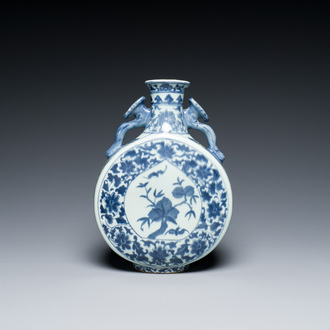 Een Chinese blauw-witte 'bianhu' vaas met perziken en vleermuizen, Daoguang merk, 19e eeuw