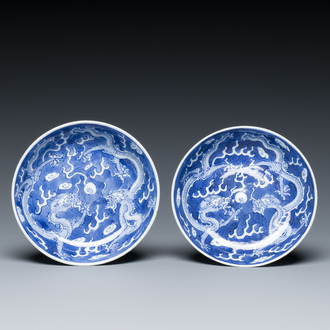 Een paar Chinese blauw-witte 'draken' schotels, Guangxu merk en periode