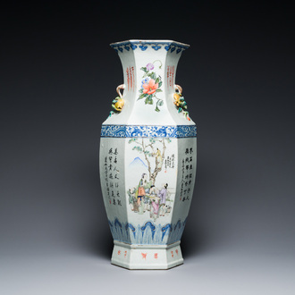 Een Chinese hexagonale qianjiang cai vaas, gesigneerd Hui Ru Shi 慧如氏, gedateerd 1910
